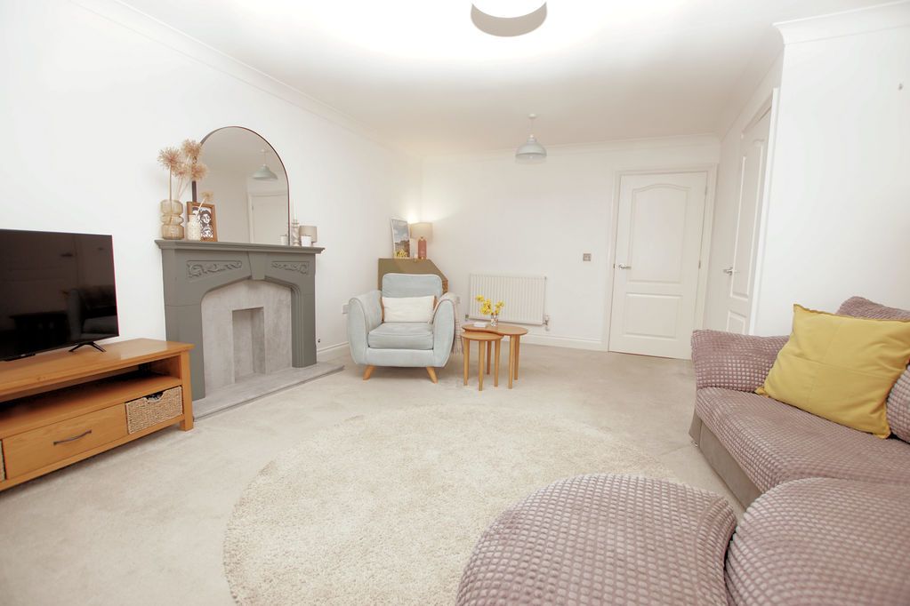 Property photo 3 of 19 Lounge