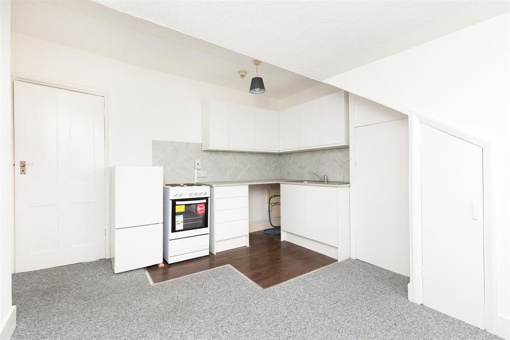 Property photo 3 of 6 Kitchen