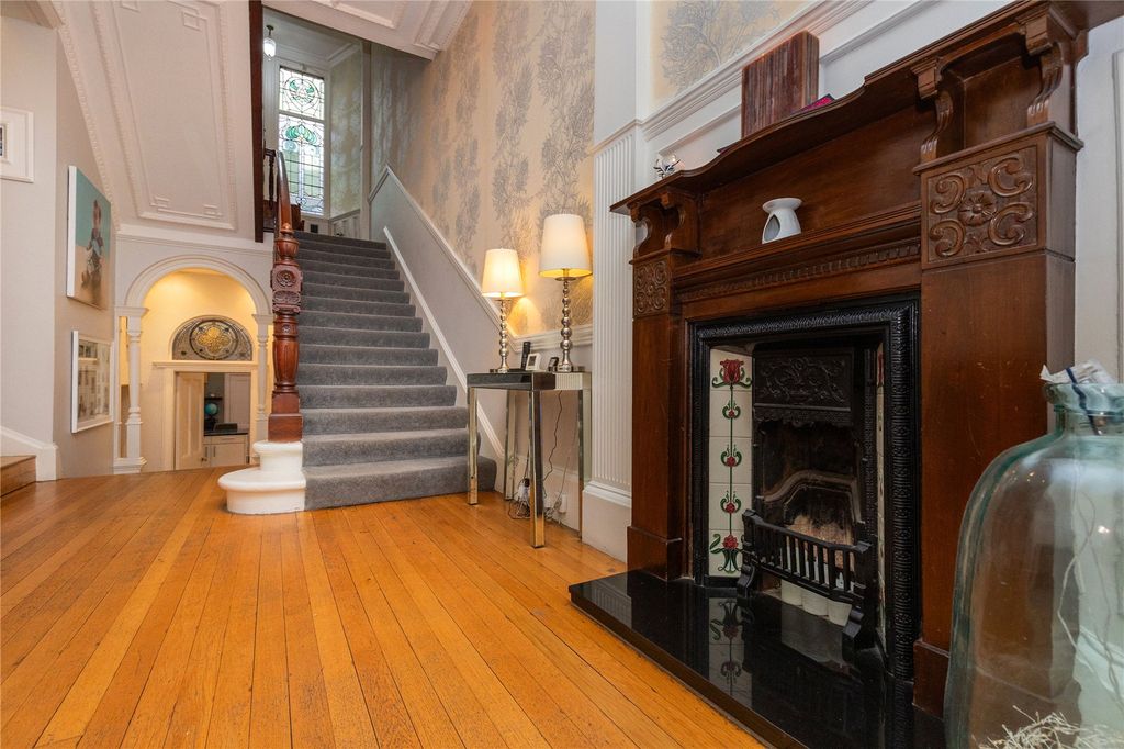 Property photo 3 of 26 Entryway