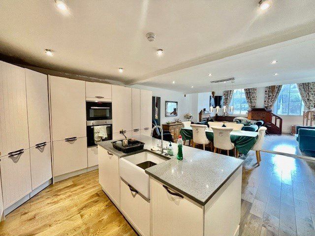 Property photo 3 of 18 Kitchen Area