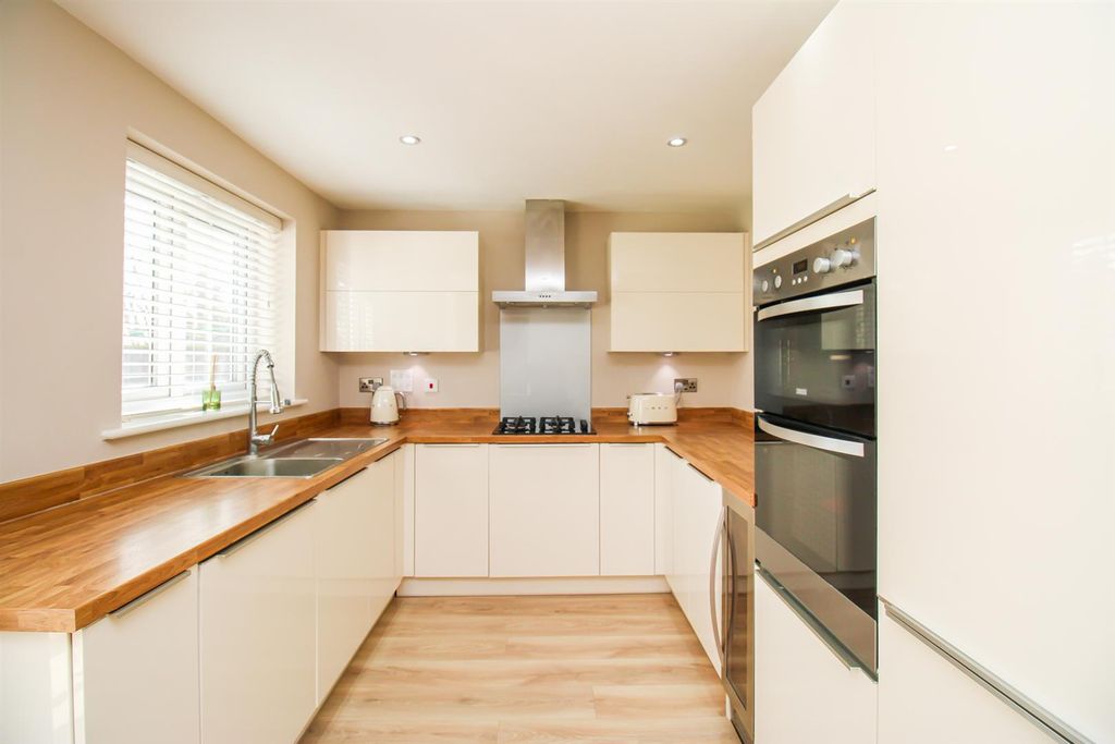 Property photo 3 of 21 Kitchen