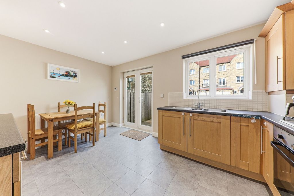 Property photo 2 of 21