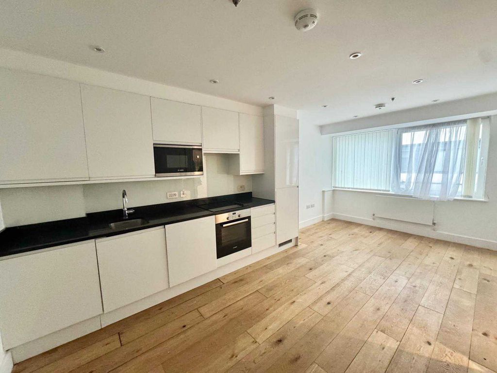 Property photo 1 of 8 1 Bed Flat To Rent High Street, Croydon Cr0