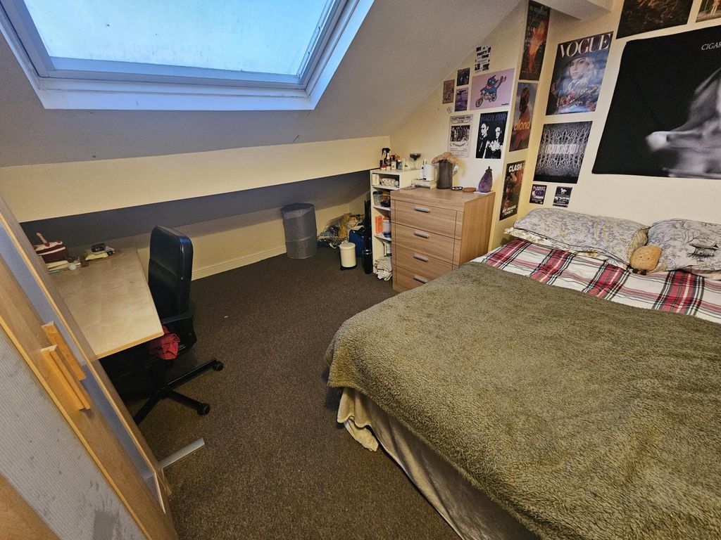 Property photo 3 of 10 Comfortable Attic Double Bedroom With A Skylight P...