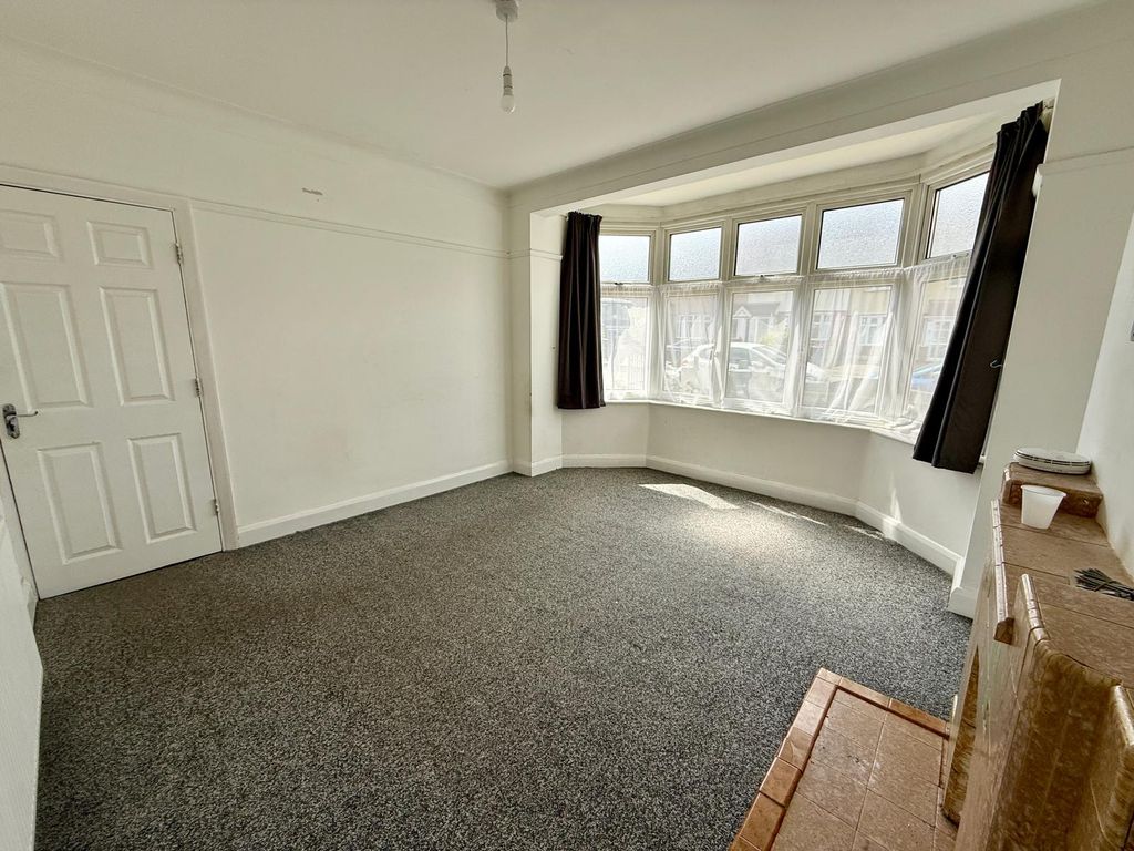Property photo 1 of 12 4-Bedroom Terraced House Near Newbury Park