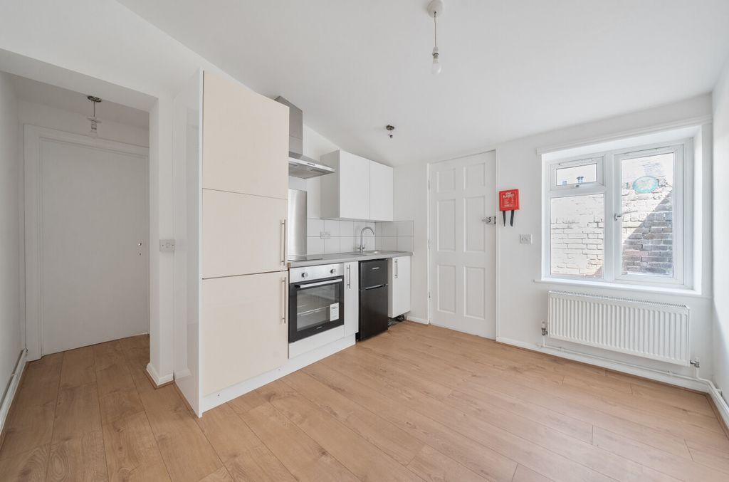 Property photo 2 of 8 1511675-1-6A871A3...
