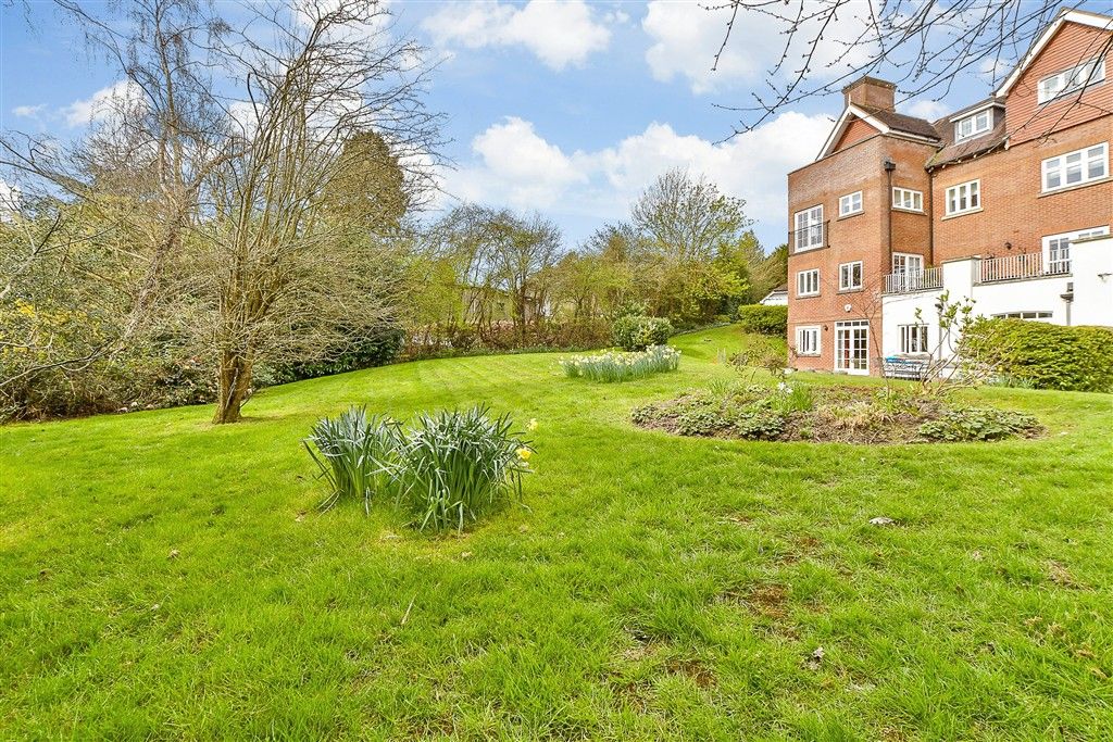 Property photo 2 of 12 Communal Gardens