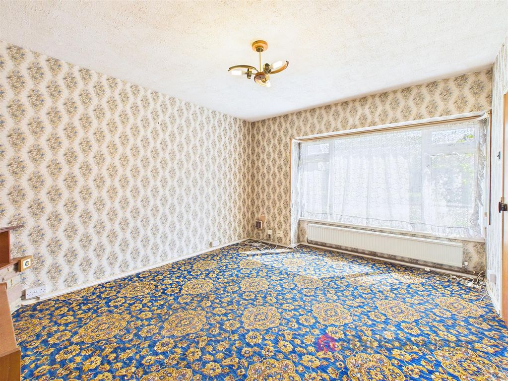 Property photo 3 of 16 Lounge