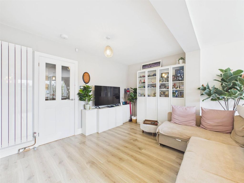 Property photo 2 of 12 Cam05080G0-Pr0321-Still016.Jpg