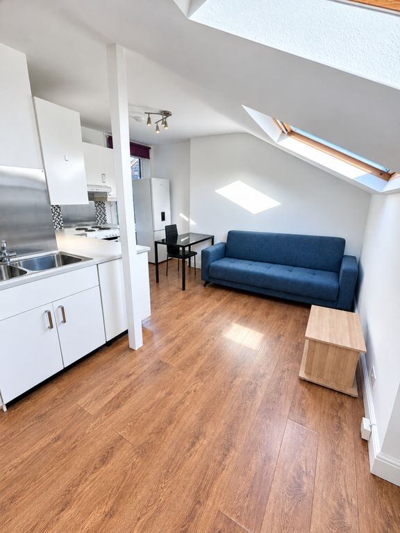 Property photo 2 of 9 Bright Attic Studio Interior (1)