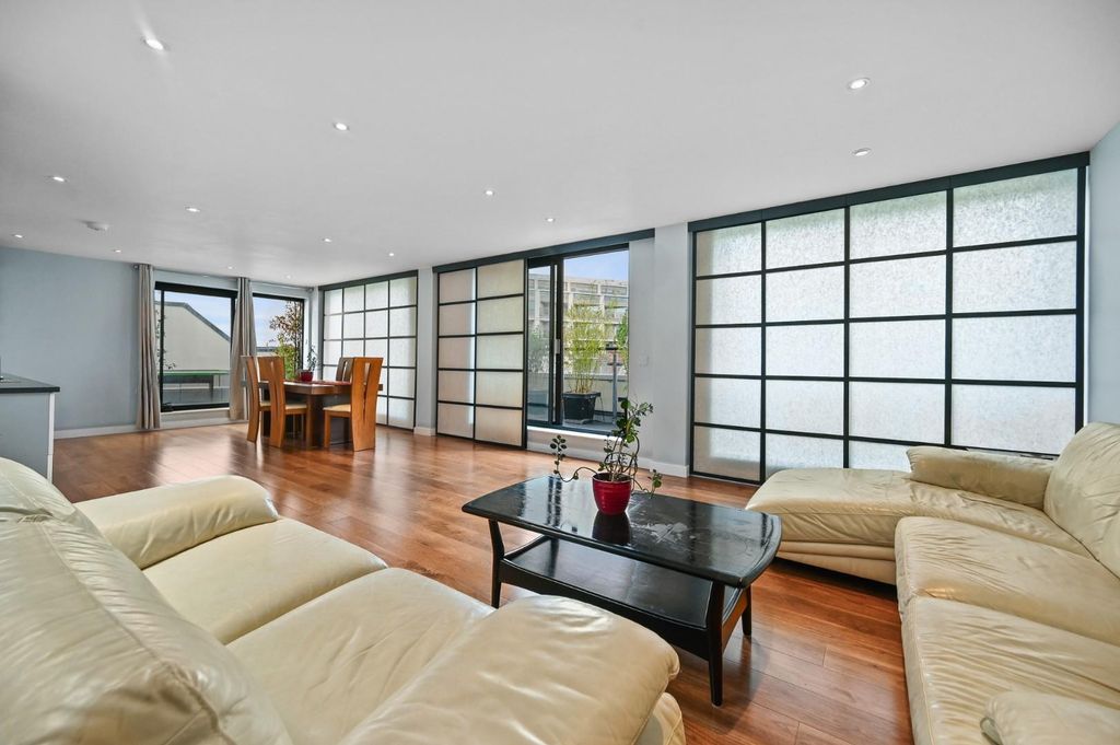 Property photo 3 of 13 Rctec- Flat 14, 141-153 Drummond Street- Reception