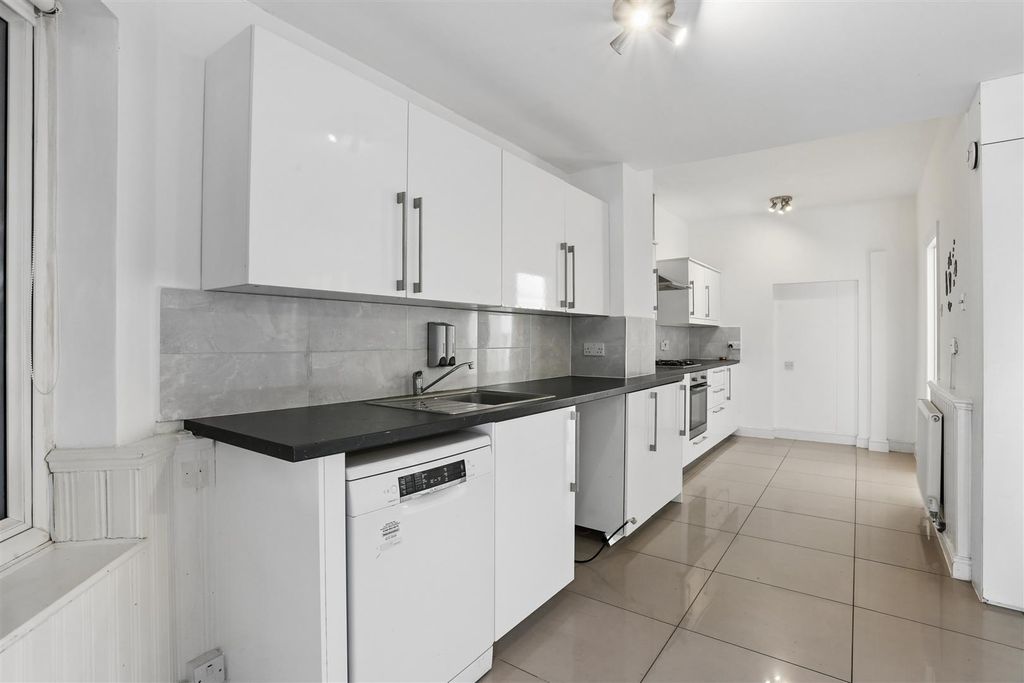 Property photo 3 of 23 1781445771 - 44 Senga Road, Sm6 - 16.Jpg