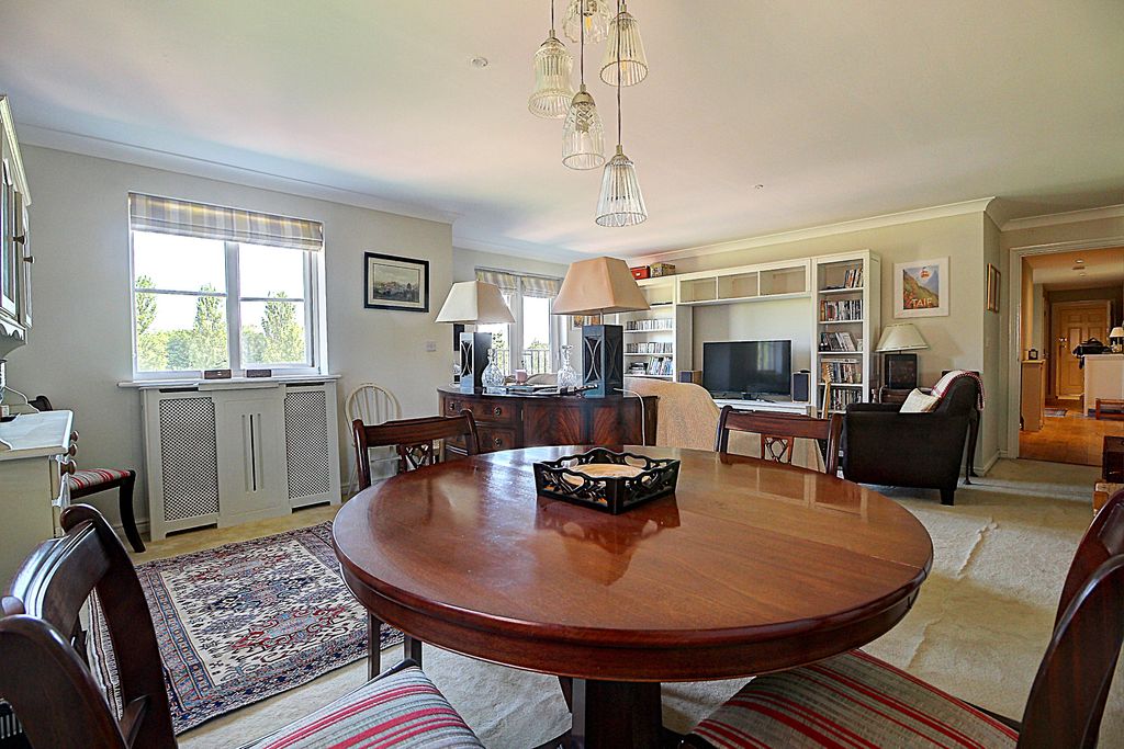 2 bed flat for saleDarlington Road, Basingstoke RG21 photo 4