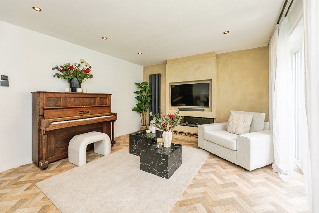 Property photo 3 of 21 Pbox-Img.Jpg
