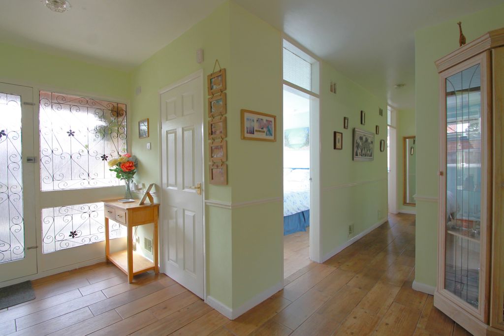 Property photo 3 of 31 Entrance Hall