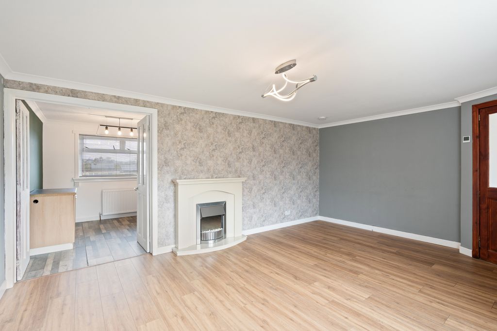 Property photo 3 of 15 69 Strathlogie 09