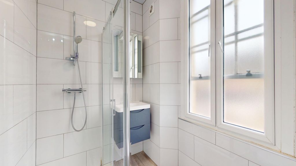 Property photo 3 of 7 Bathroom - Angle 2