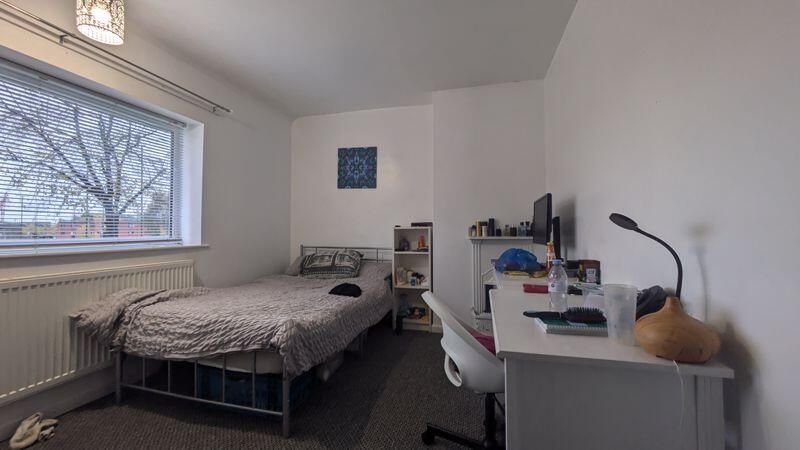 Property photo 3 of 11 Bright, Simply Furnished Double Bedroom With A Lar...