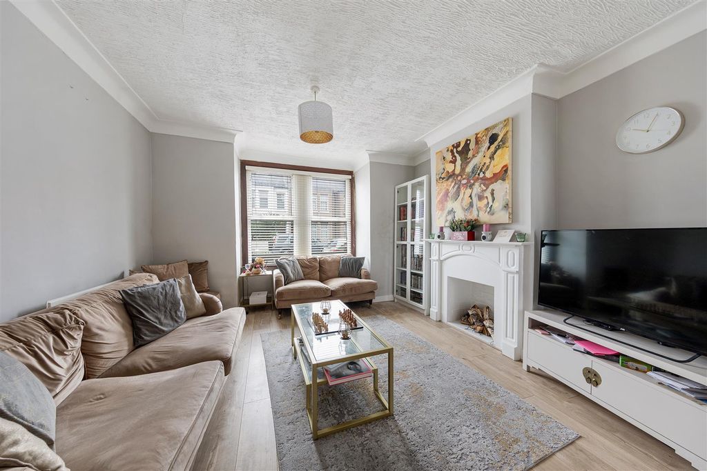 Property photo 2 of 15 Macdonald Road E17