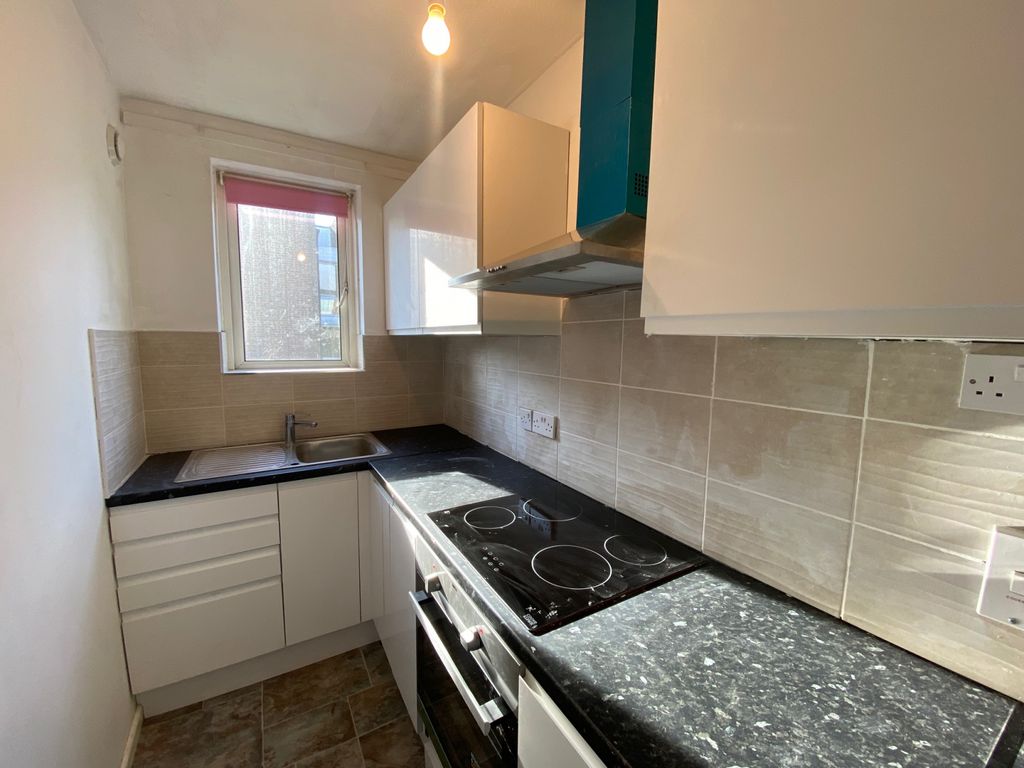Property photo 1 of 4 Large Studio Flat With Separate Kitchen And Bathroom