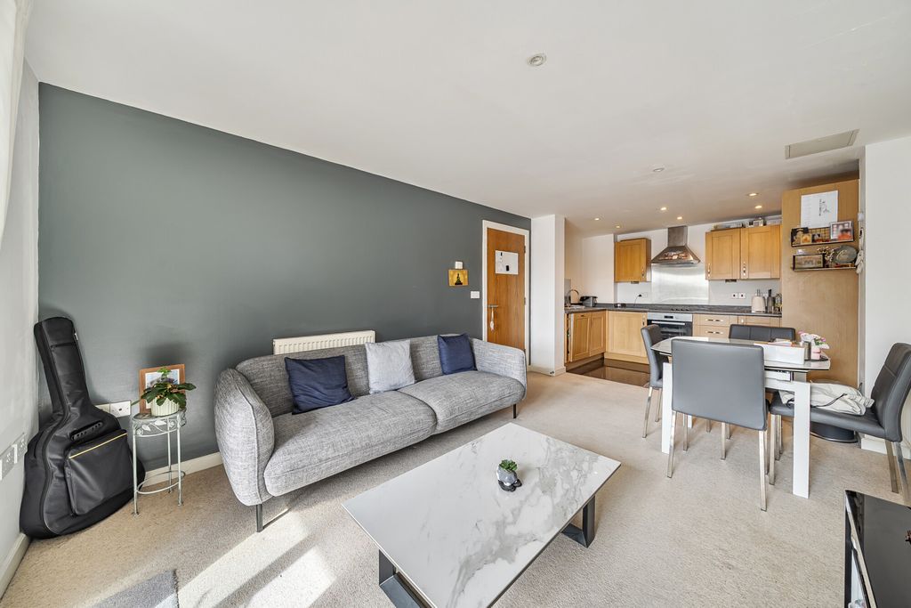 Property photo 3 of 21 1347075-19-68c54d...