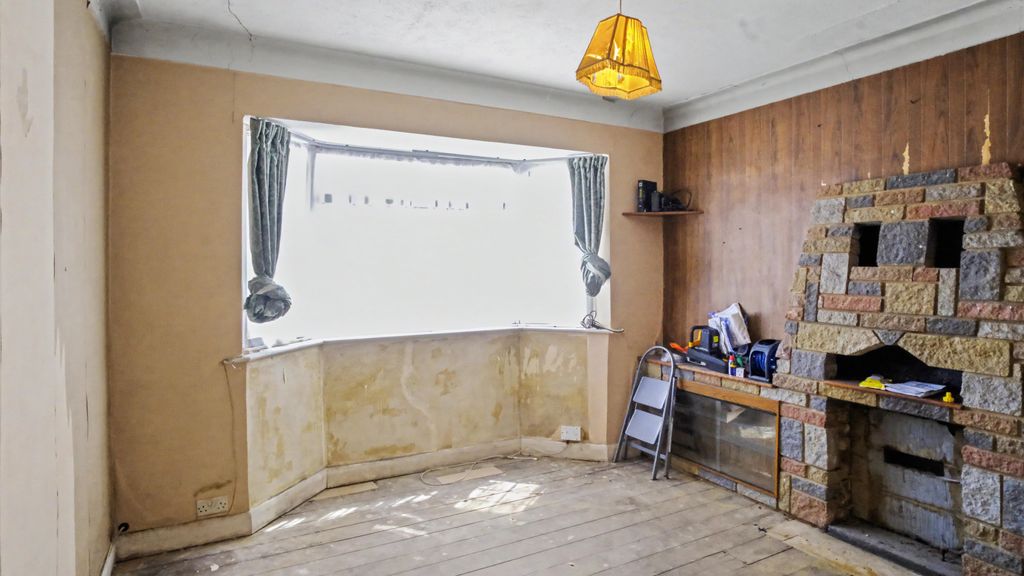 Property photo 2 of 11 48 Berkeley Close, Ruislip, Middlesex, Ha4 6Le