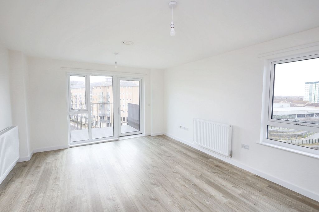 Property photo 2 of 9 Flat 15, Denman House, 1 New Road, Feltham Tw14 9Aj
