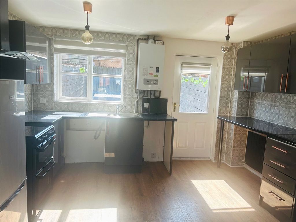 Property photo 3 of 7 Kitchen