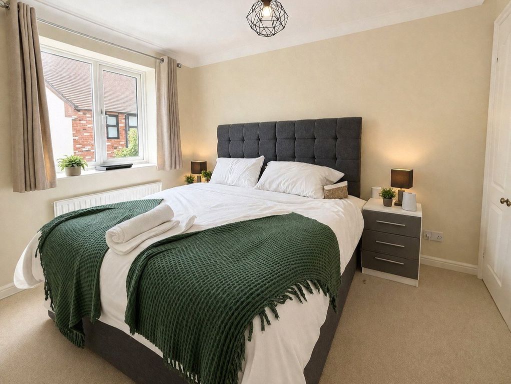 Property photo 3 of 10 Main Bedroom