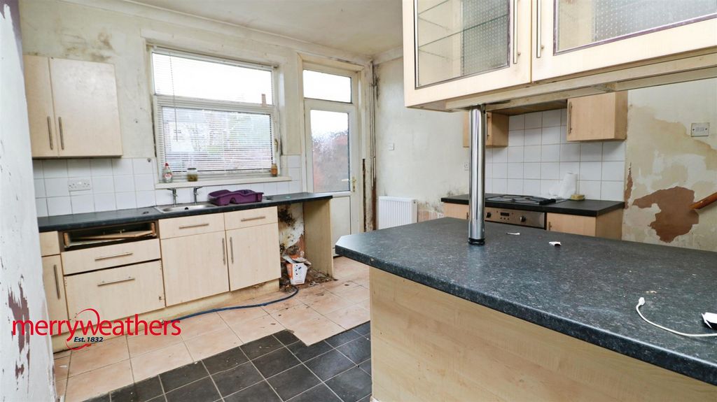 Property photo 2 of 7 Kitchen