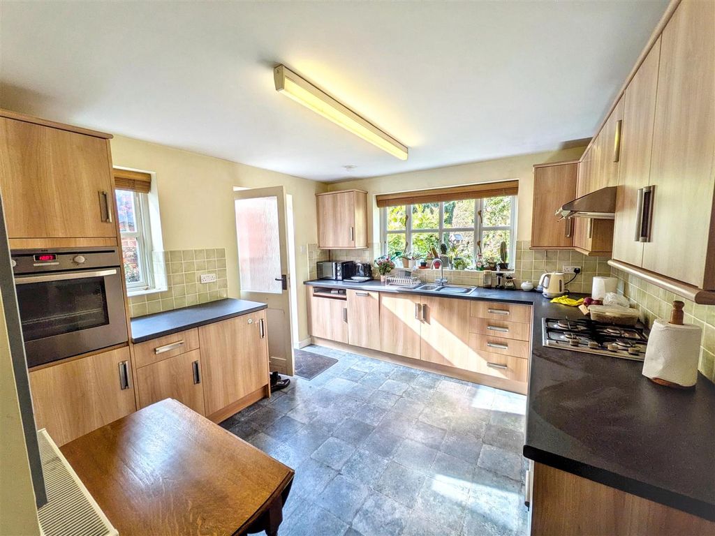 Property photo 2 of 16 Kitchen / Breakfast Room