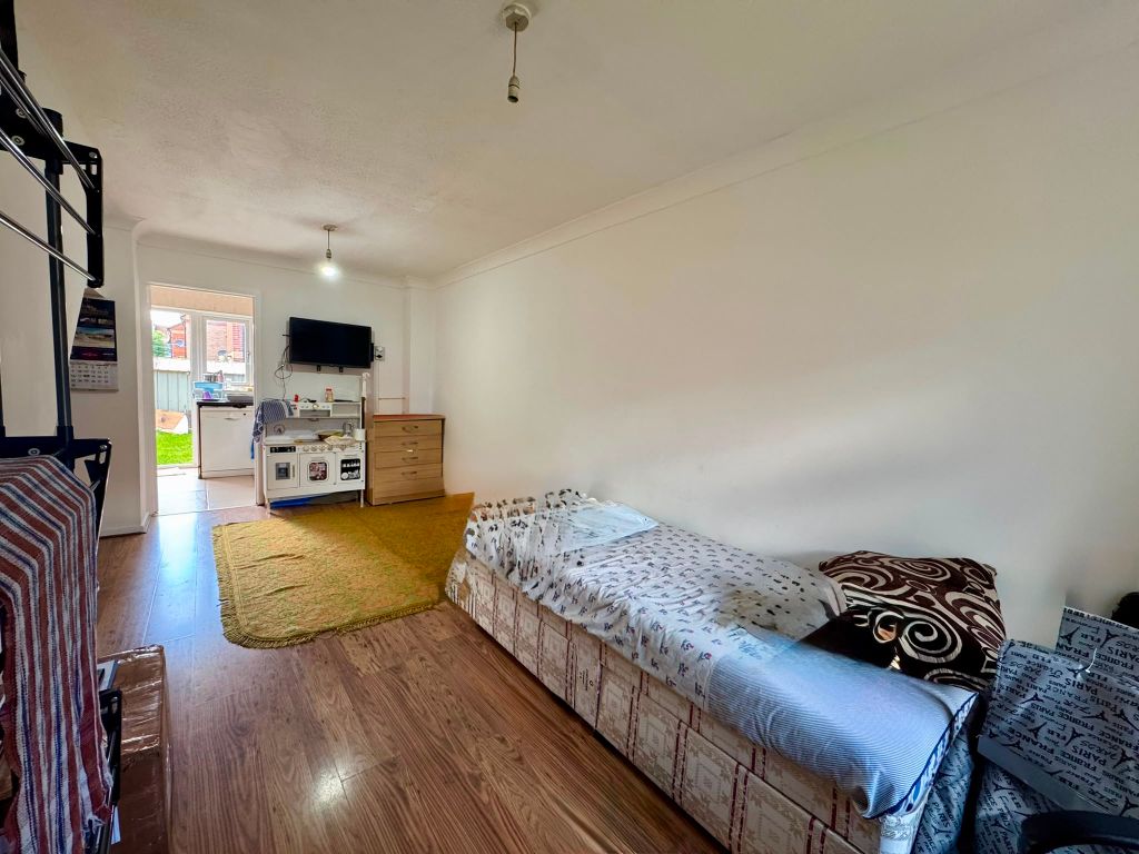 Property photo 2 of 6 70 Daibtry Close (3)