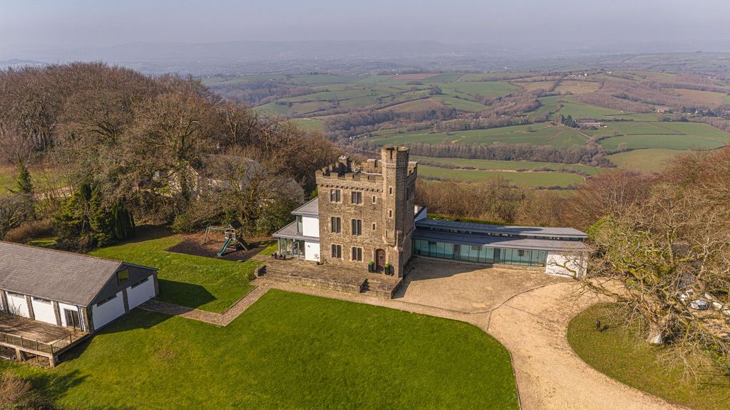 Property photo 2 of 82