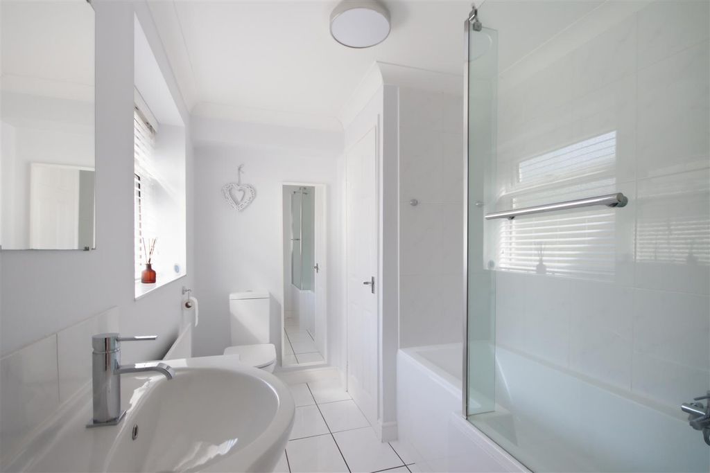 Property photo 3 of 18 Bathroom