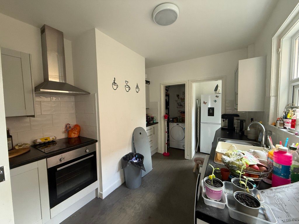 Property photo 3 of 4 Modern Fitted Kitchen