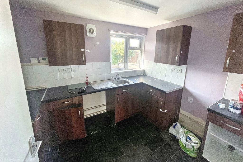 Property photo 2 of 14 233 Henson Park, Chard, Somerset, Ta20 1Np