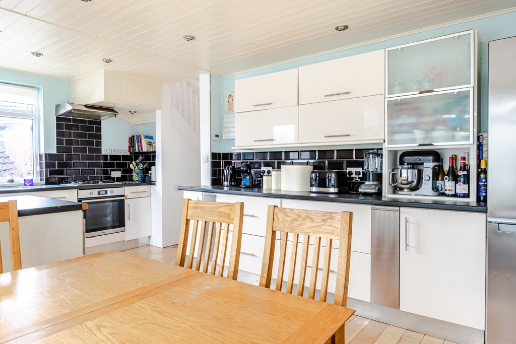 Property photo 3 of 27 Kitchen2