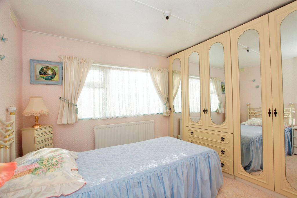 Property photo 2 of 17 Bedroom