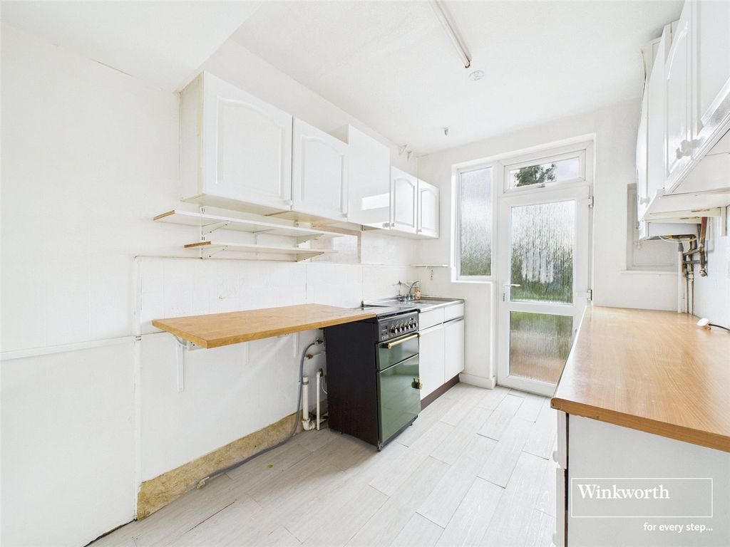 Property photo 3 of 11 Kitchen