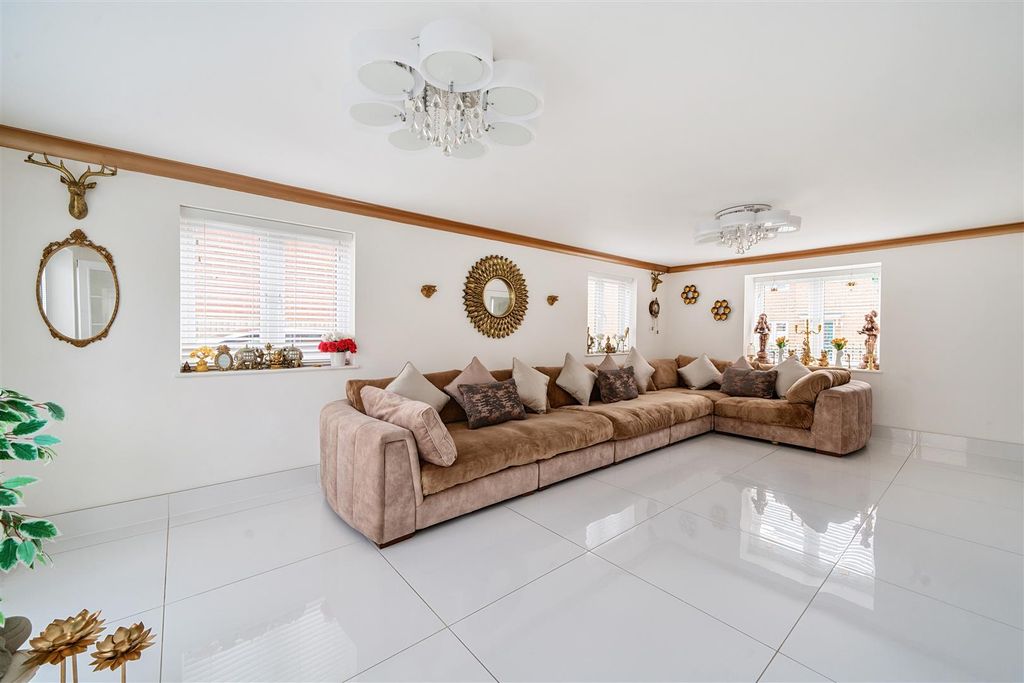 Property photo 3 of 16 Lounge