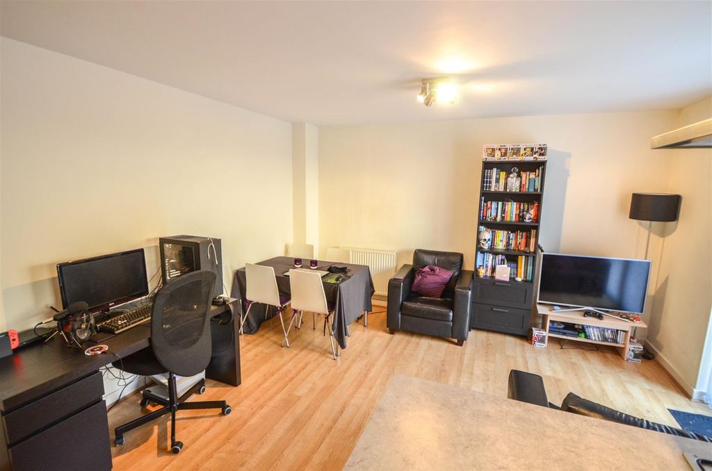 Property photo 2 of 7 Devons Road