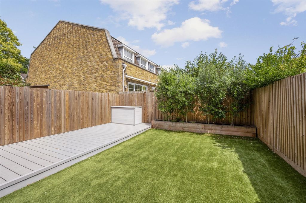 Property photo 3 of 15 13 Leeward Gardens-9.Jpg