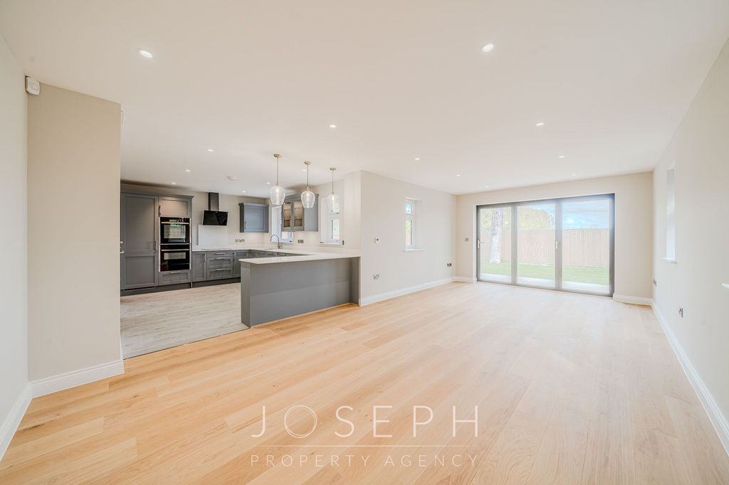 Property photo 2 of 37