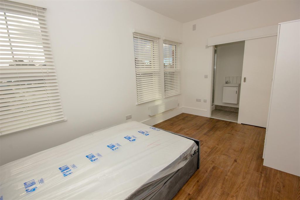 Property photo 2 of 14 Room 5.Jpg