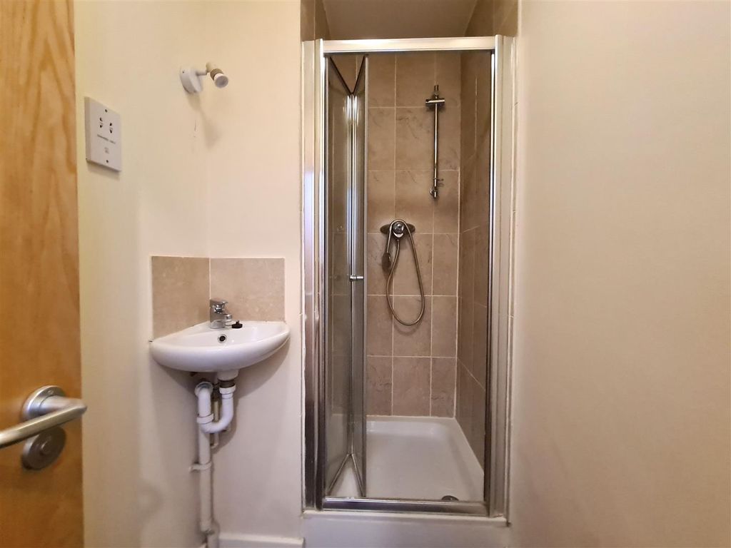 Property photo 3 of 7 Ground Floor Shower Room - 48 Elizabeth Way