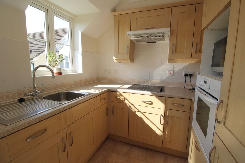 Property photo 3 of 10 Kitchen