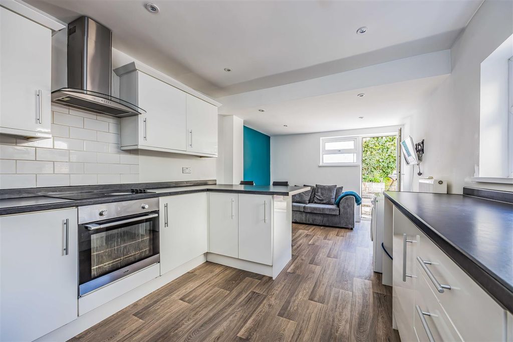 Property photo 3 of 21 3 Britannia Road, Southsea-Small-Porticomarketing-