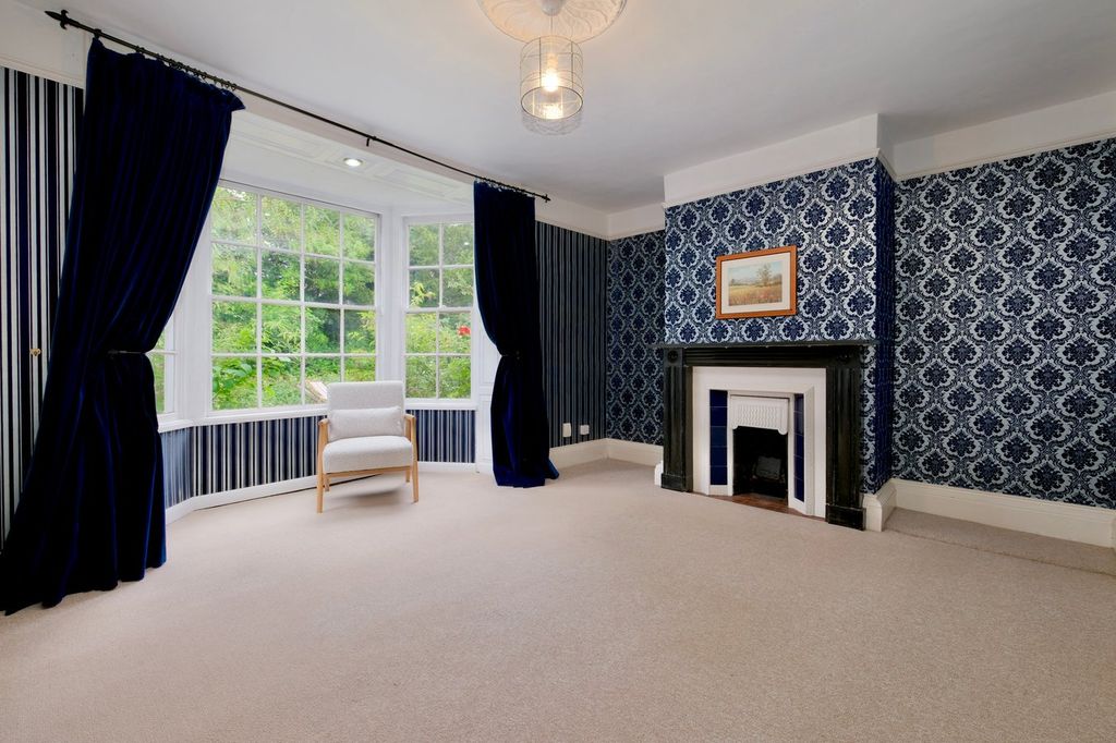Property photo 3 of 33