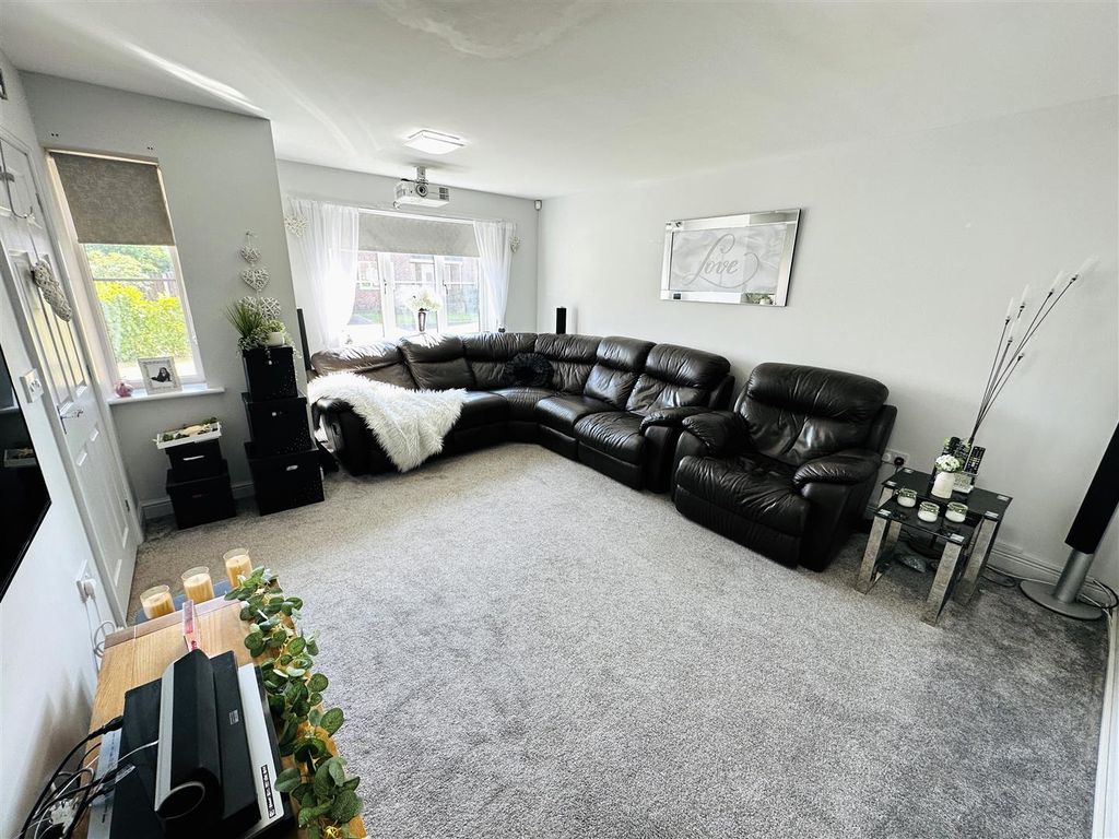 Property photo 2 of 26 Lounge