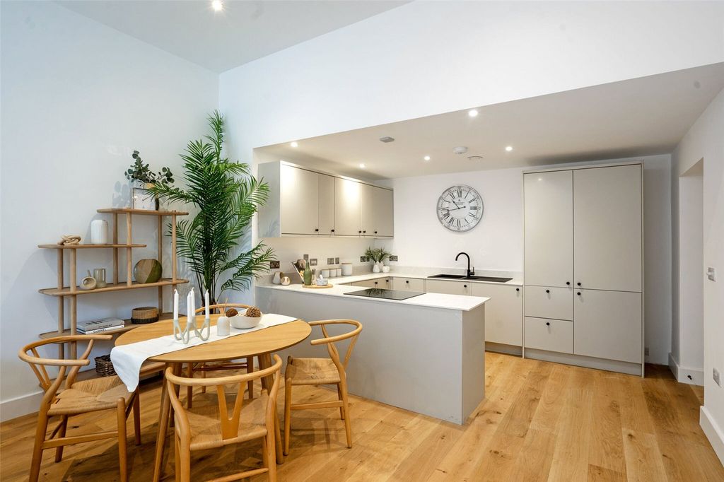 Property photo 2 of 10 Bay Court Show Apt